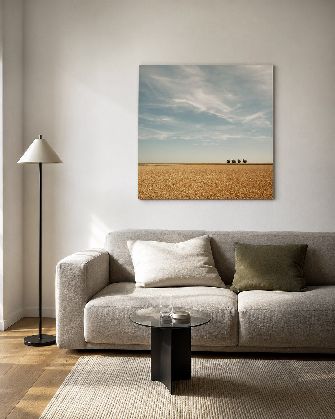 Rustige landschap weergave kunstwerk – vierkante wanddecoratie – deze kunstwerk toont een uitgestrekt veld onder een blauwe