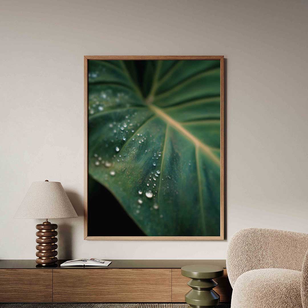 Groen blad met dauwdruppels – tropische jungle poster in staand formaat