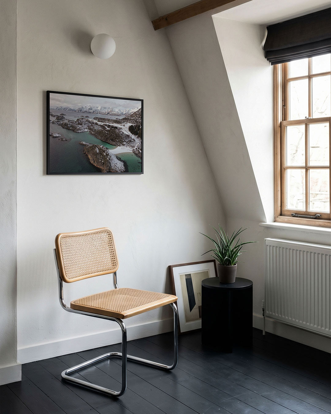 Rustige winterkust poster – tweede productweergave – deze poster toont een serene kustlijn met besneeuwde bergen en kalm