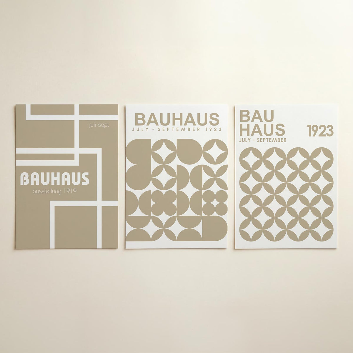 Lijnen en vlakken posterset – detailweergave – deze posterset in drie delen toont een spel van witte lijnen op een beige