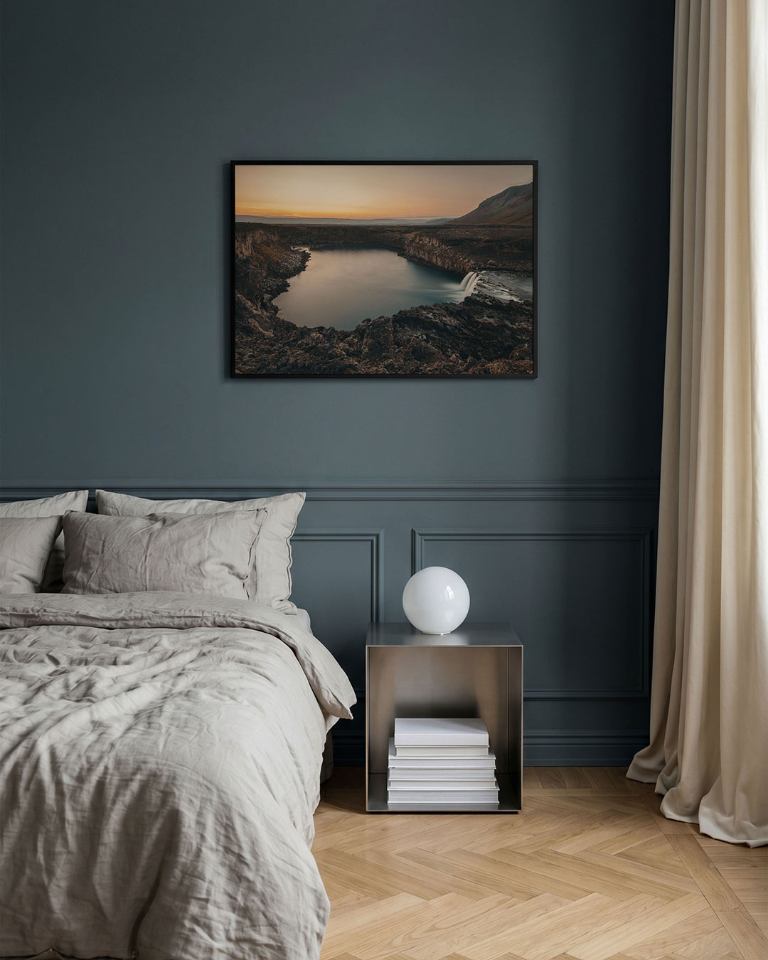 Rustige waterval poster – detailweergave – een waterval stroomt in een kalme, ronde poel omringd door rotsen. De lucht is