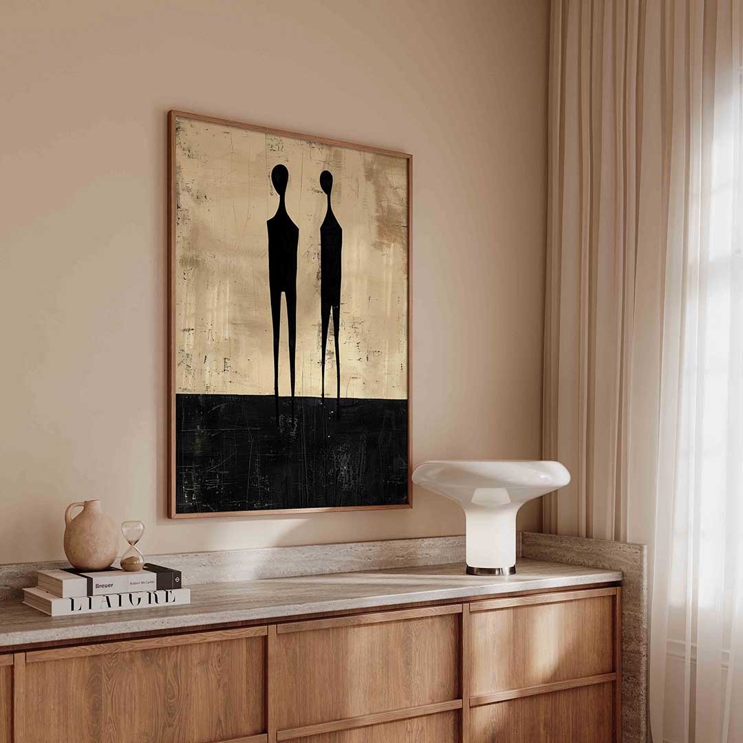 Twee figuren op beige achtergrond – abstracte poster in staand formaat