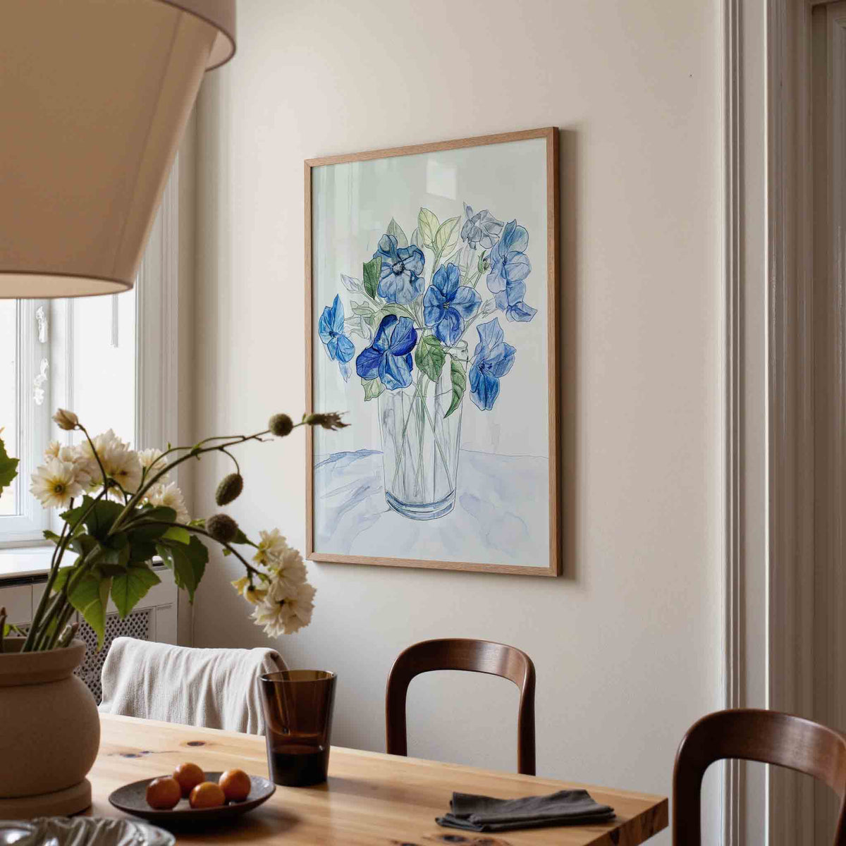 Blauwe bloemen in vaas – kunst en design poster in portret formaat