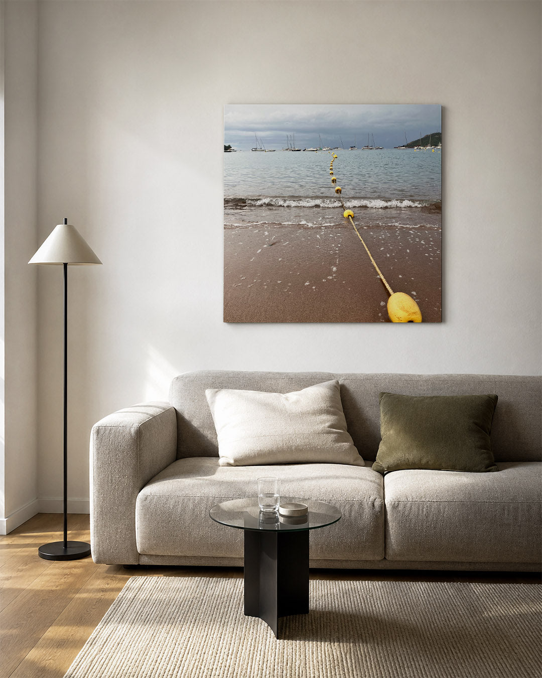 Strand en boeien kunstwerk – vierkante wanddecoratie – deze kunstwerk toont een strand met een lijn van gele boeien die naar