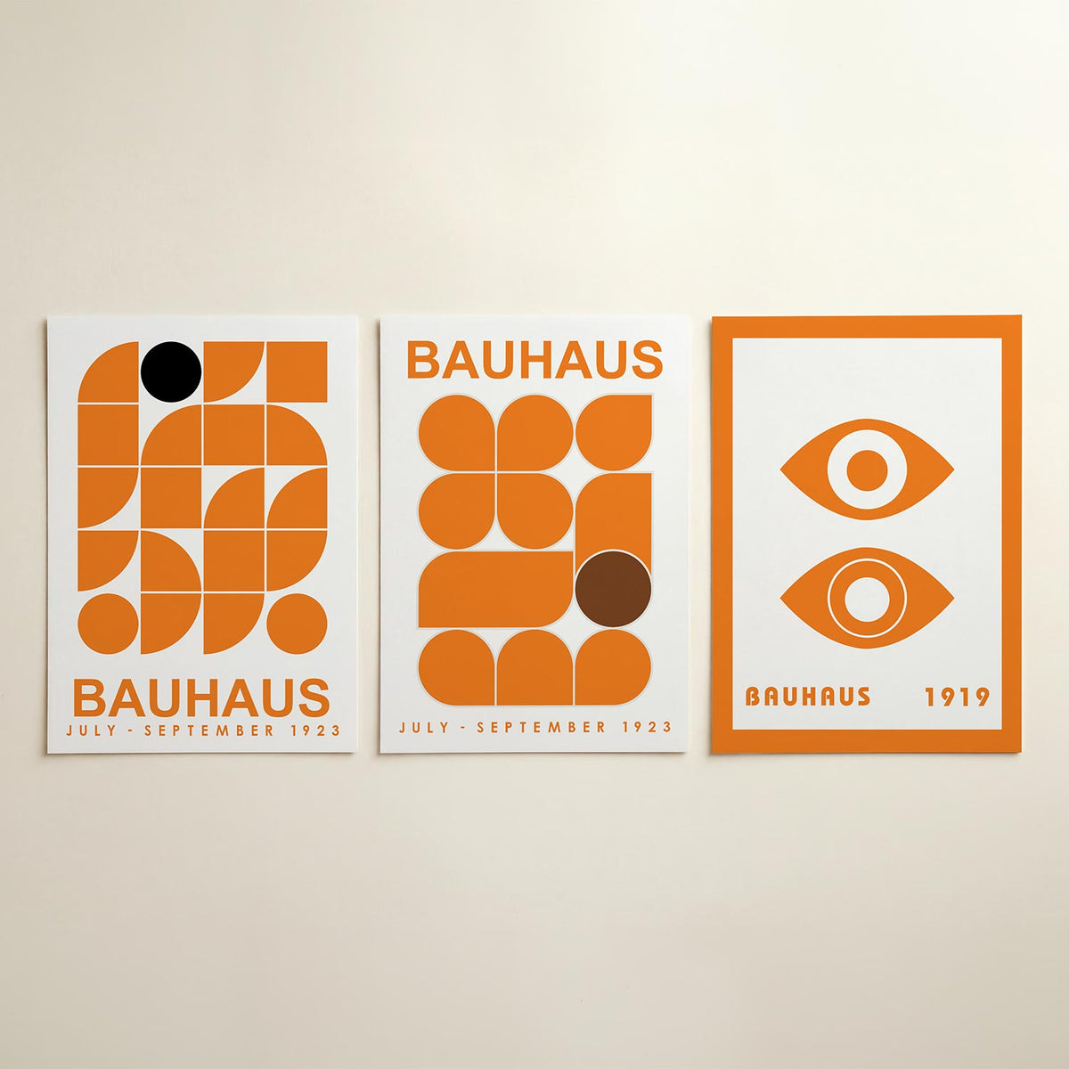 Vorm en kleurenspel posterset – detailweergave – deze posterset in drie delen toont een dynamisch spel van oranje en zwarte