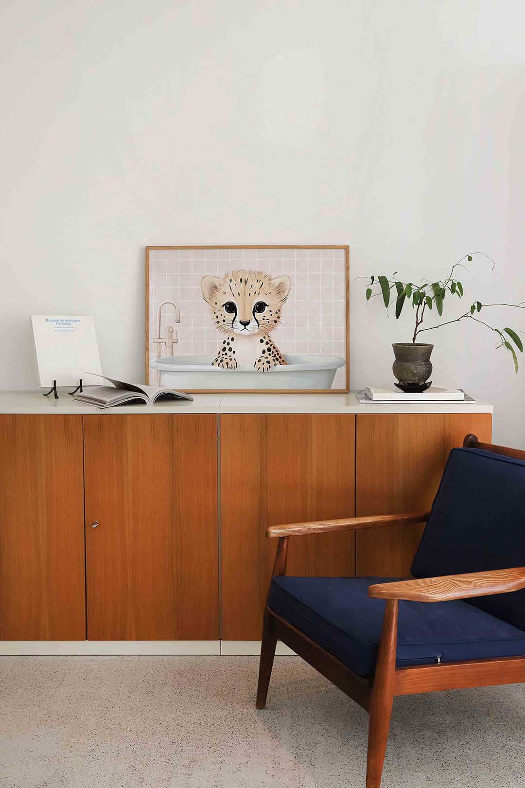 Cheetah in bad – liggende dieren wanddecoratie van WallArtistic