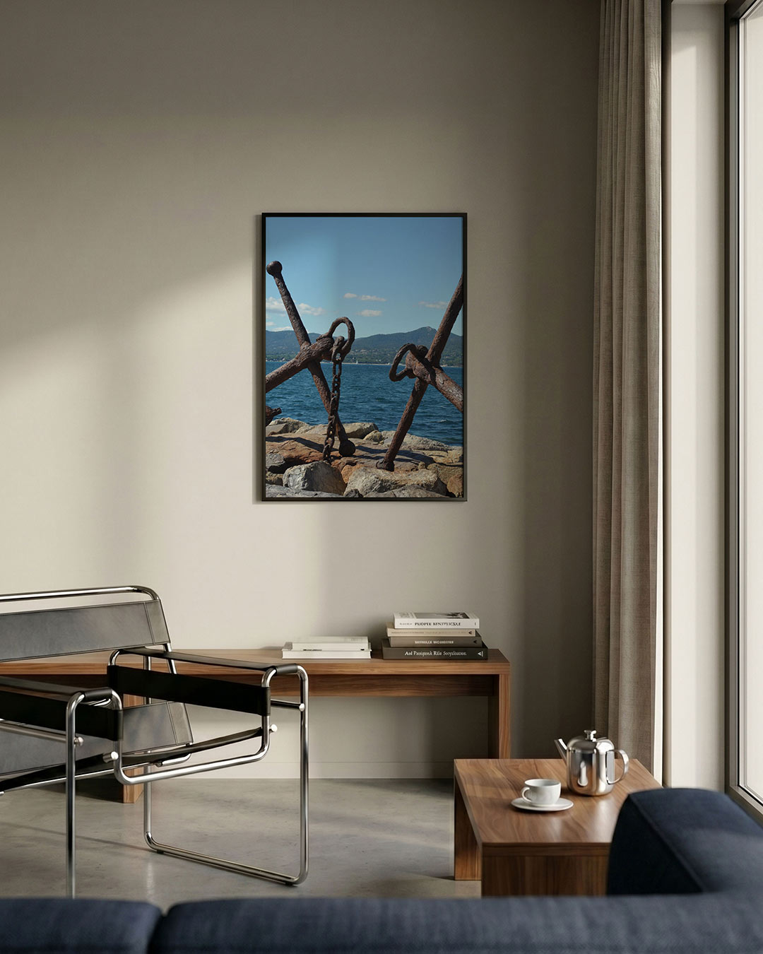 Ankers poster – detailweergave – deze poster toont twee ankers op een rotsachtige kustlijn met een helderblauwe lucht en zee