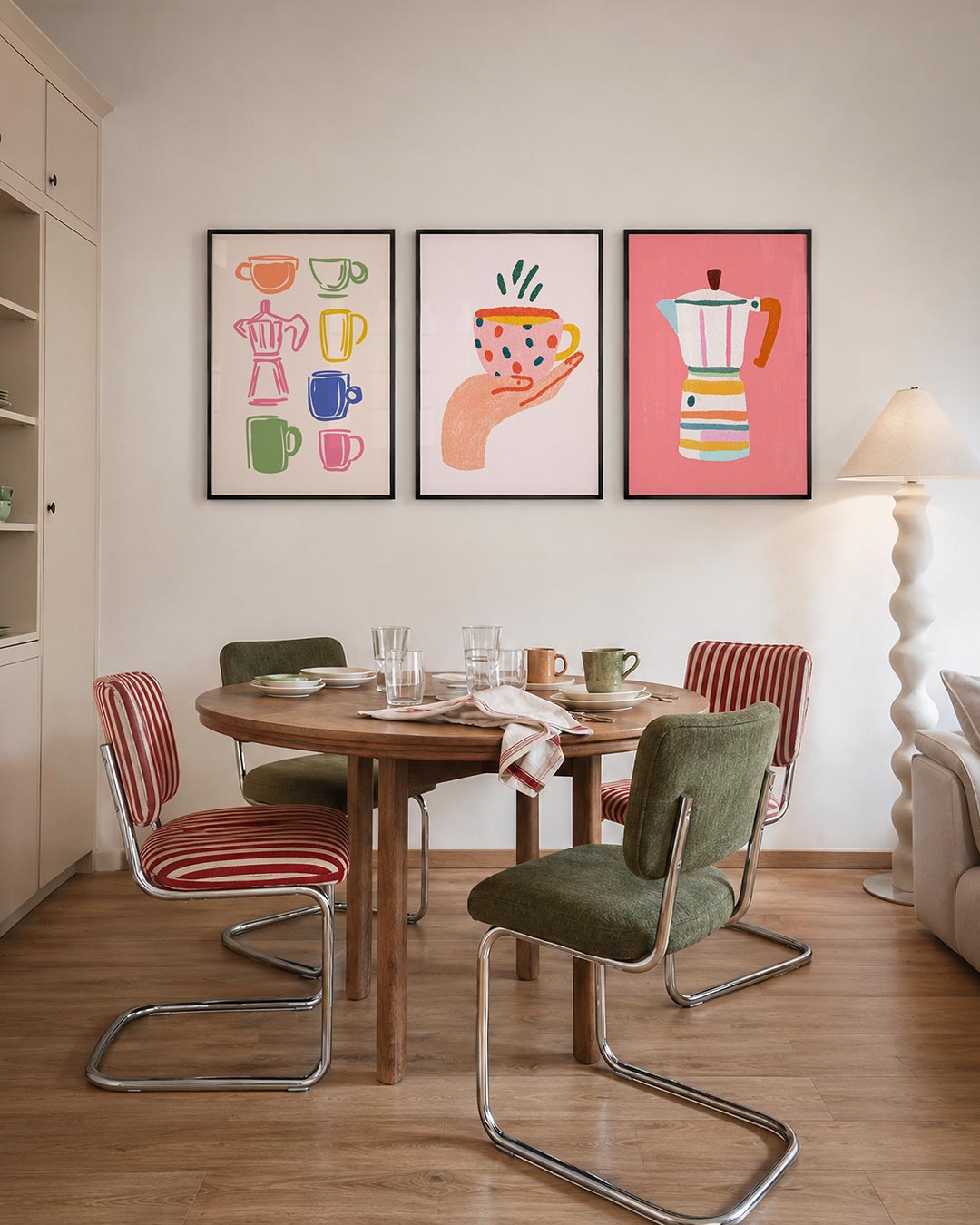 Kleurrijke koffievormen driedelige posterset – deze posterset in drie delen toont speelse koffiekopjes en