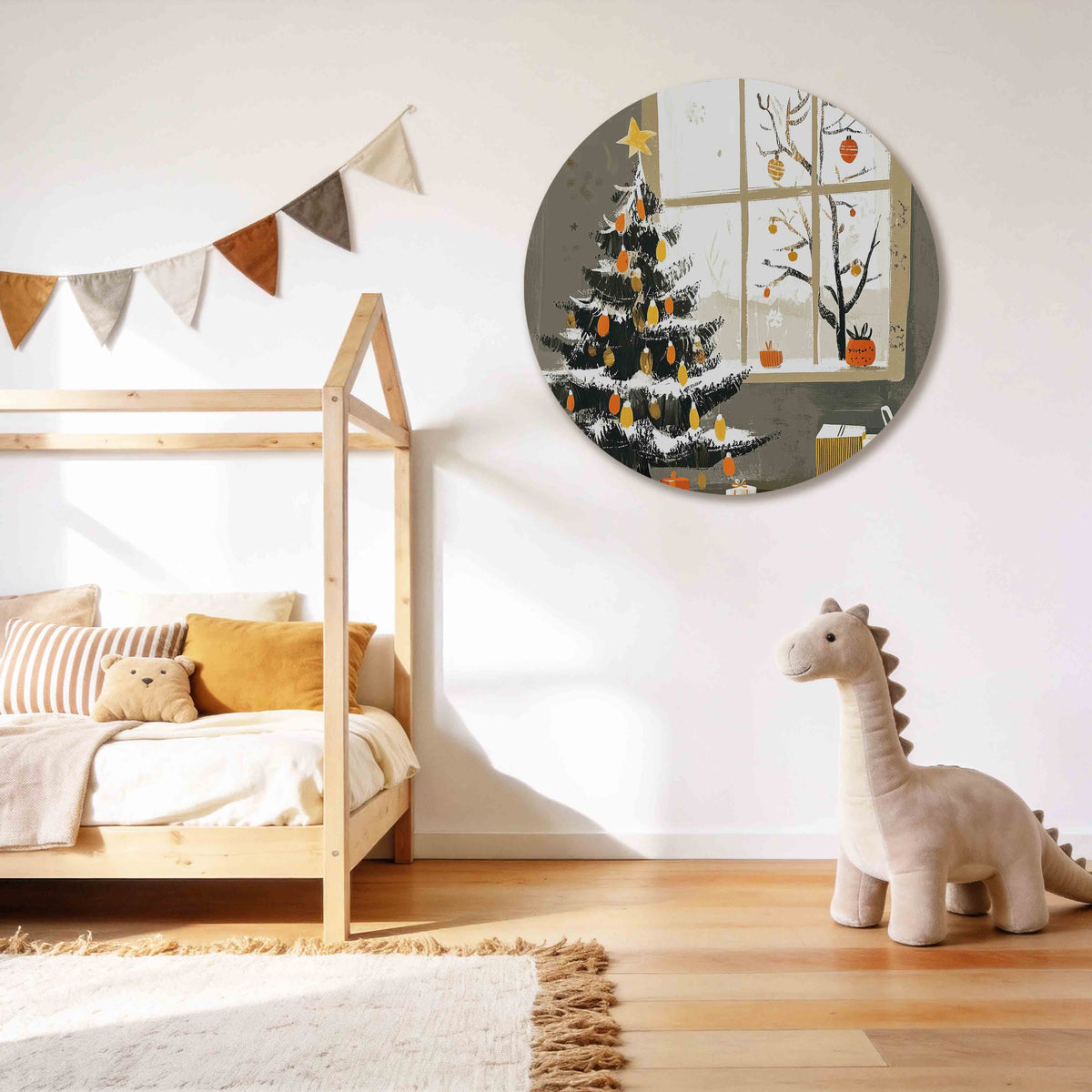 Kerstboom en cadeaus Muurcirkel – tweede productweergave – Een kerstboom met oranje en gele versieringen staat naast een raam
