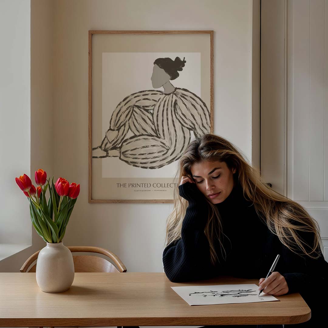 Stijlvolle Moderne Kunstposter – staande vrouwelijke wanddecoratie van WallArtistic