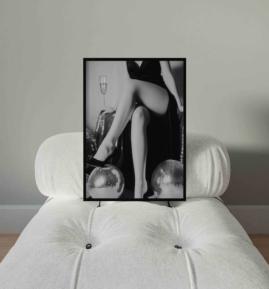 Vrouw met discoballen – staande Pop Art wanddecoratie van WallArtistic