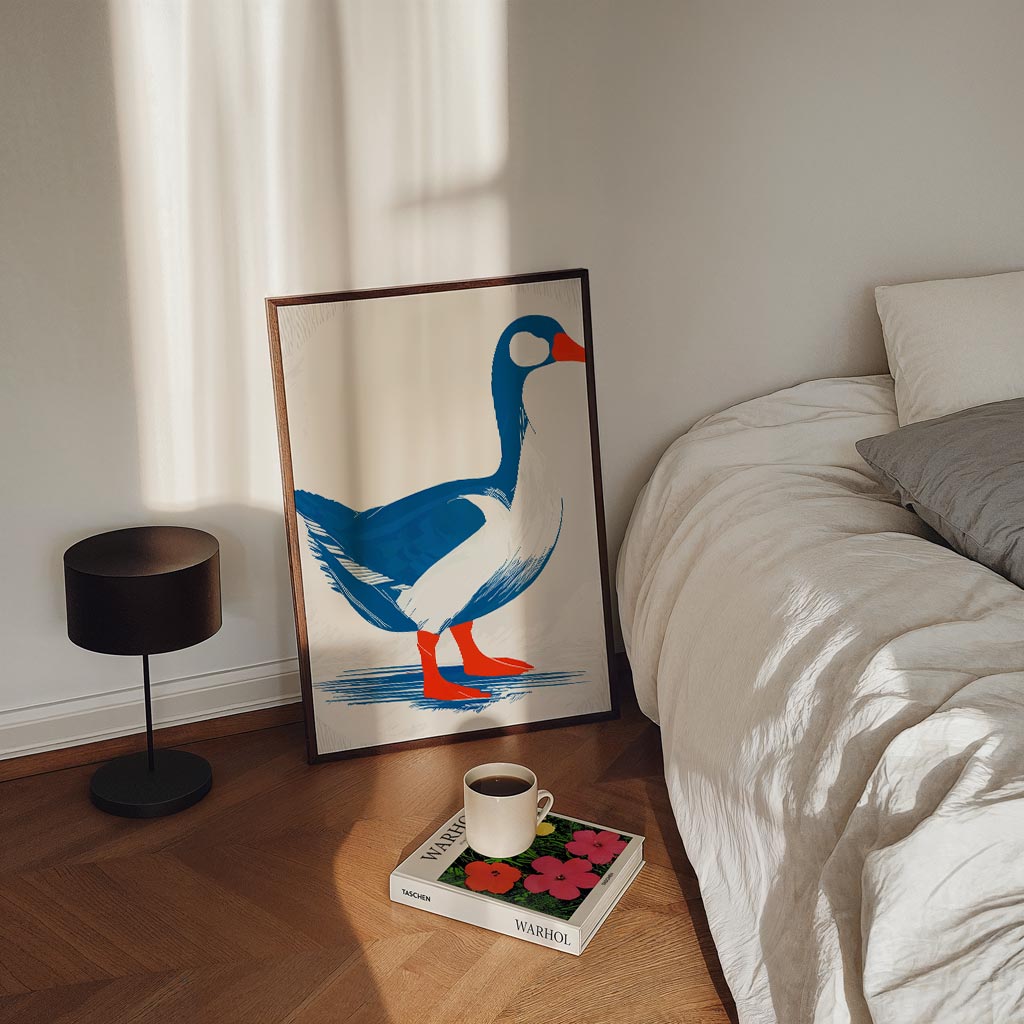 Moderne Blauwe Gans Art Print – staande zomer wanddecoratie van WallArtistic