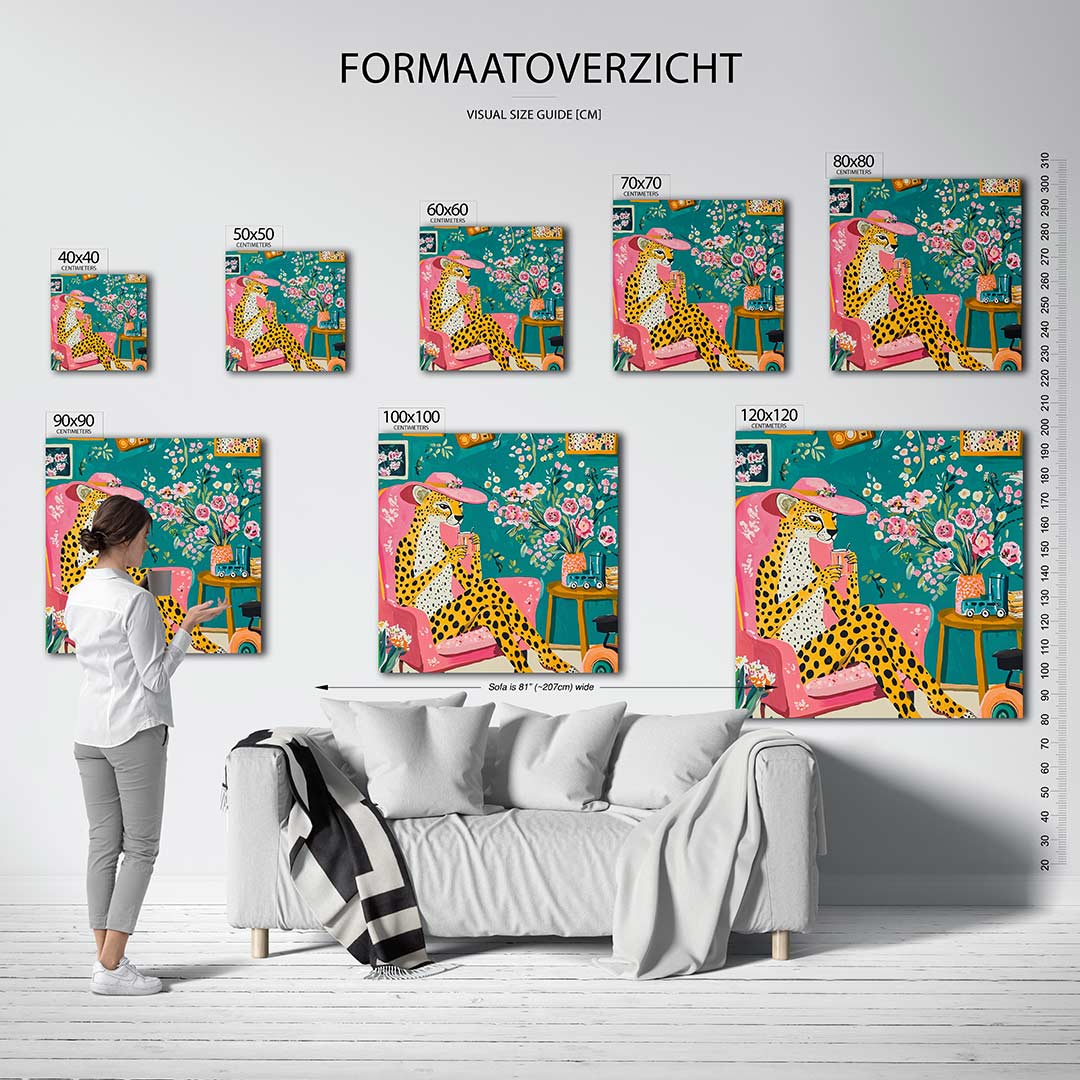 Vrolijke dierenkamer kunstwerk – dit werk toont een luipaard in een roze stoel met bloemen en speelgoed. De levendige kleuren