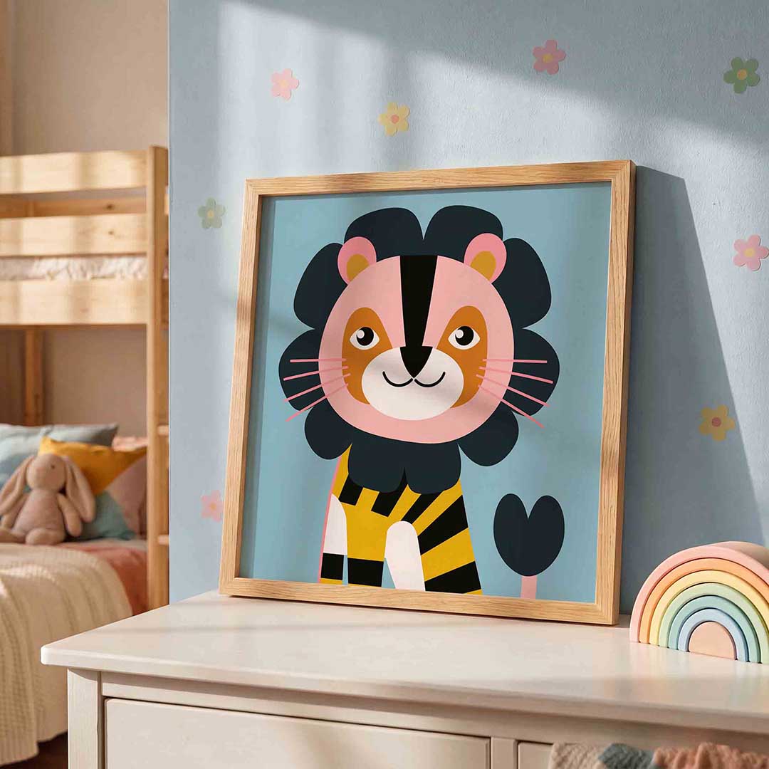 Leeuw op blauwe achtergrond – speelse wandkunst als vierkante kinderposter