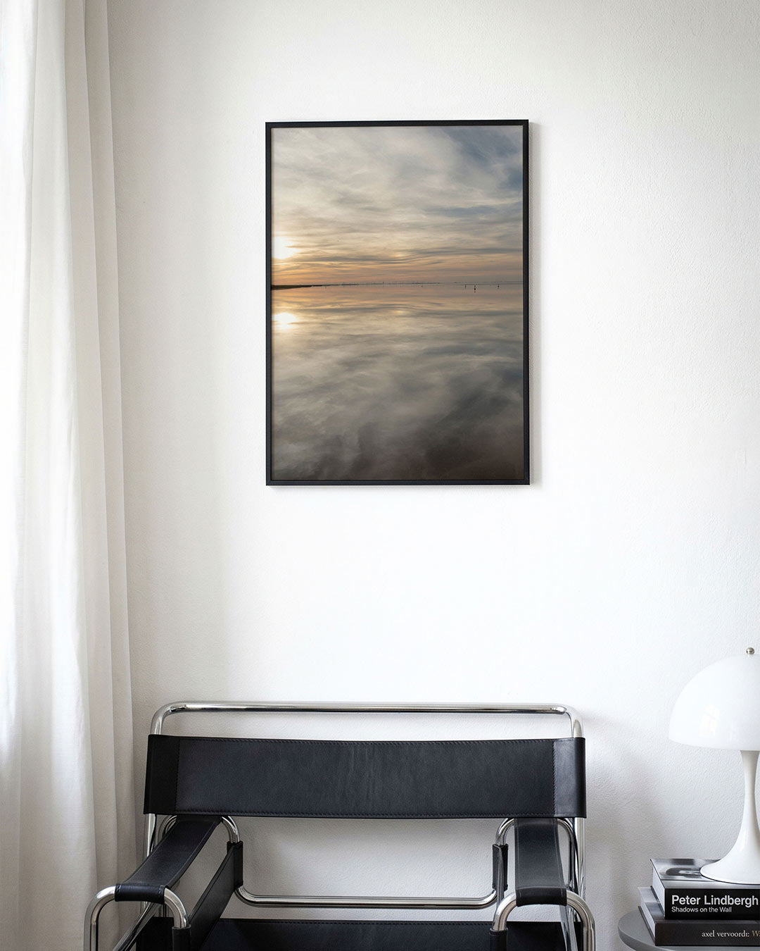 Rustige zonsondergang poster – derde productweergave – een zonsondergang boven een kalm wateroppervlak met zachte wolken en