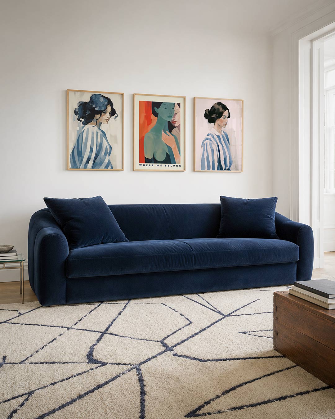 Blauwe strepen harmonie posterset – tweede productweergave – een vrouw met golvend donker haar, gehuld in een blauw-wit