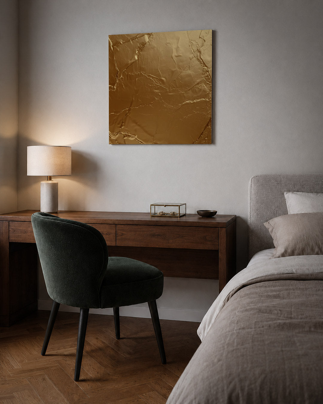 Gouden textuur kunstwerk – sfeerbeeld – dit werk toont een glanzende gouden oppervlakte met subtiele lijnen en vouwen, die