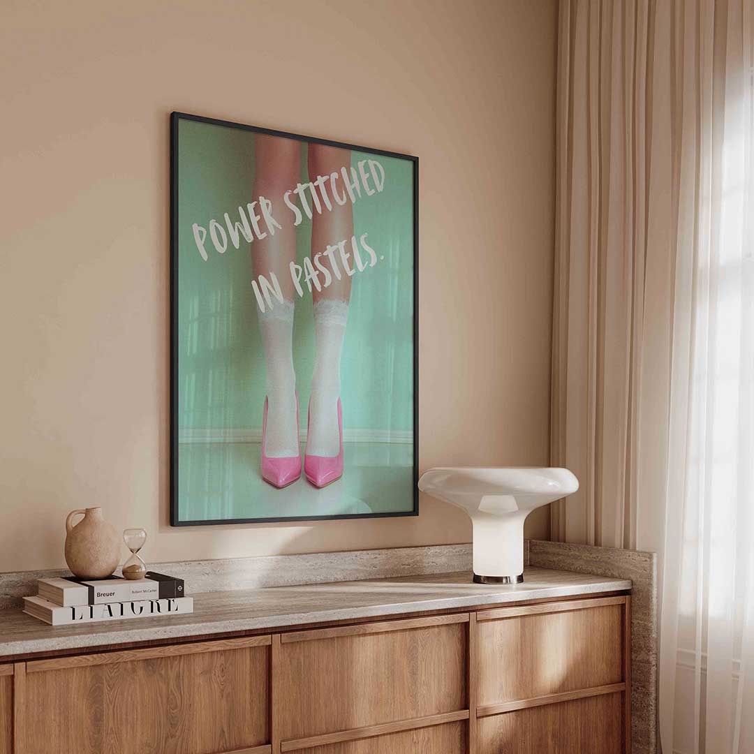Roze schoenen en sokken – kleurrijke Pop Art poster in staand formaat