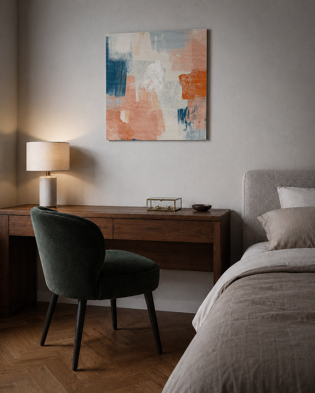 Kleurrijke vegen compositie kunstwerk – sfeerbeeld – dit werk toont een dynamische mix van vegen en patronen in blauw, oranje