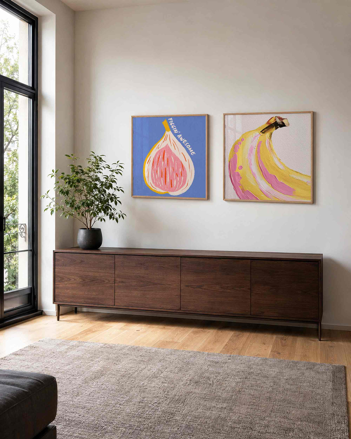 Interieurpresentatie van een tweedelige vierkante posterset met vijg en banaan