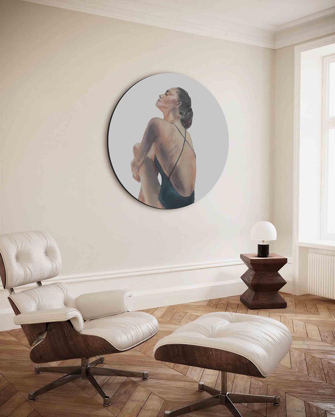 Zittende vrouw – kleurrijke ronde wanddecoratie van WallArtistic