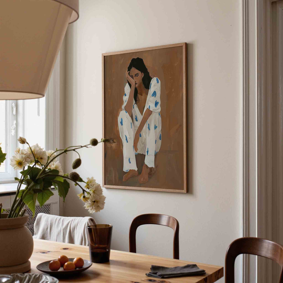 Zittende figuur met blauwe accenten – eigentijdse illustratie poster in staand formaat
