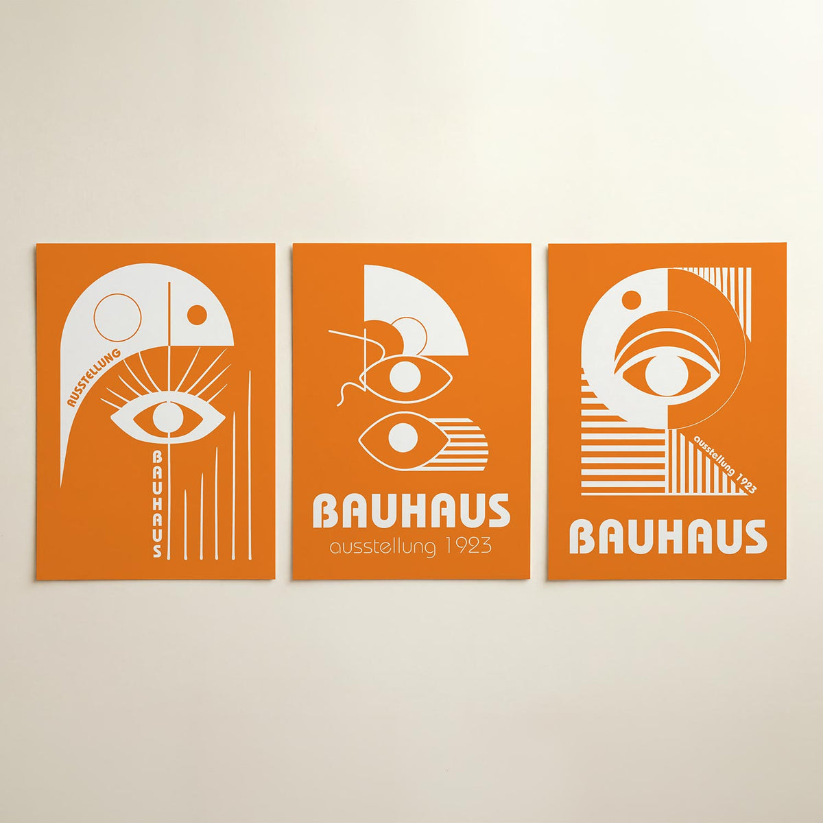Oog en lijnen posterset – detailweergave – een oranje achtergrond met een wit oog centraal. Rechte en gebogen lijnen stralen