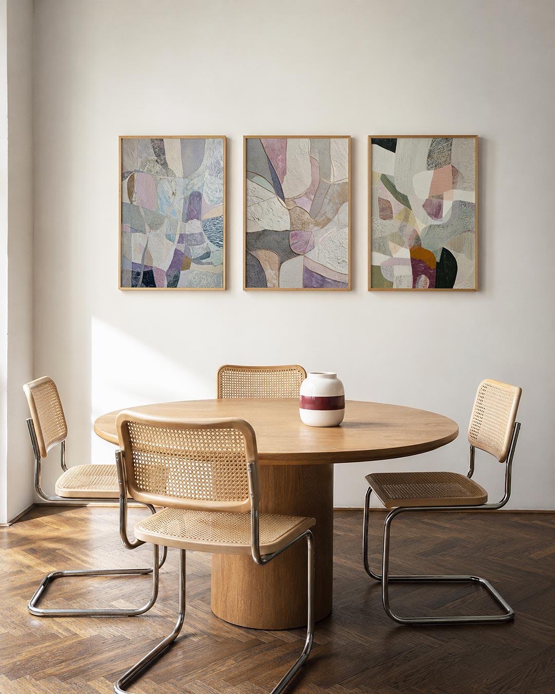 Vorm en kleurenspel driedelige posterset in interieur