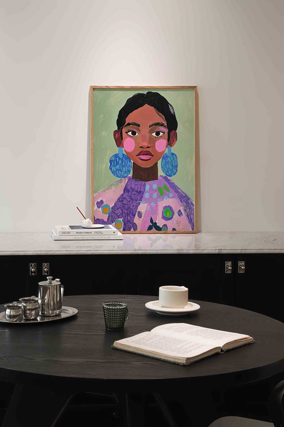 Portret met blauwe oorbellen – moderne poster in staand formaat