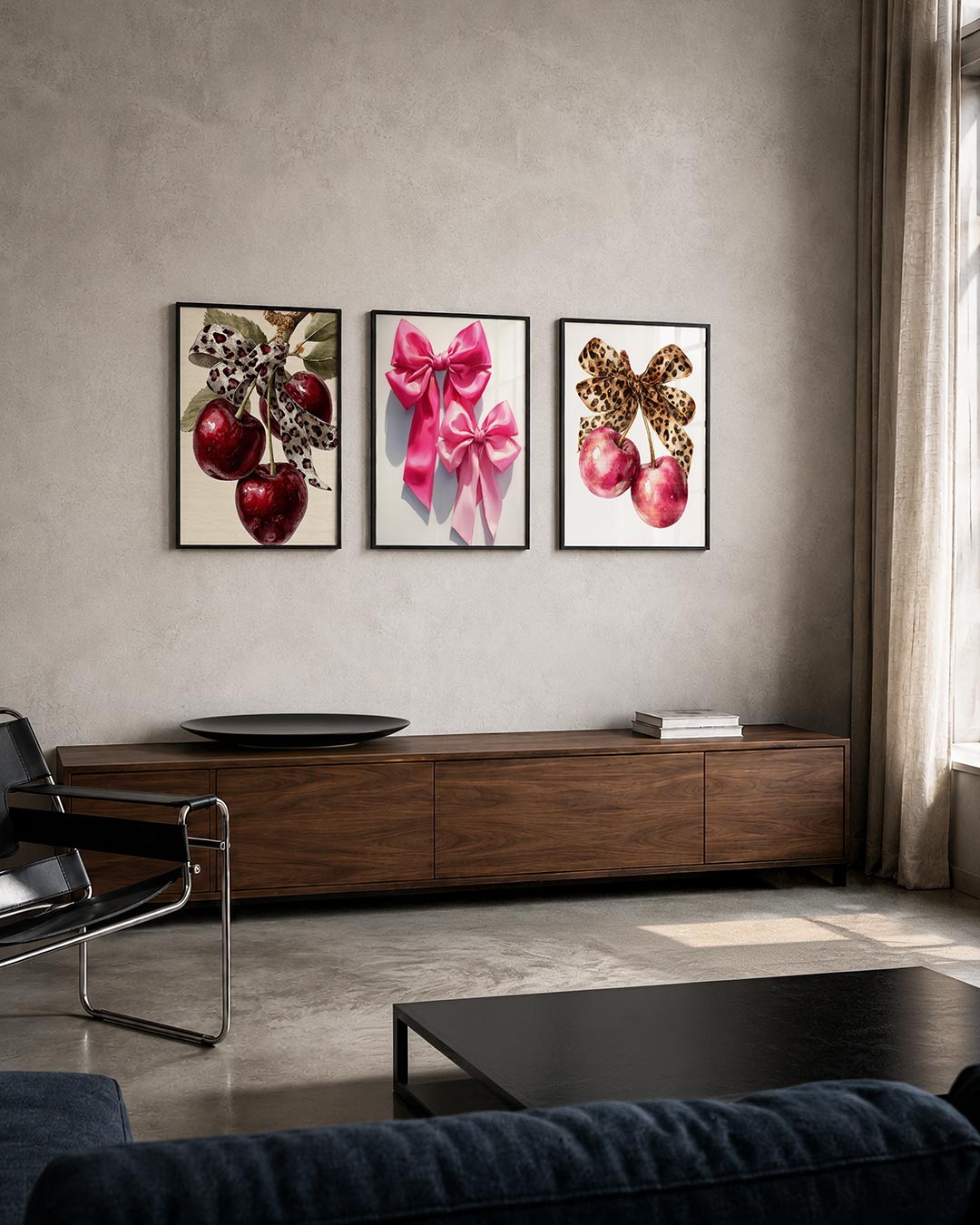Fruitige elegantie posterset – tweede productweergave – drie glanzende kersen hangen aan een tak, omhuld door een
