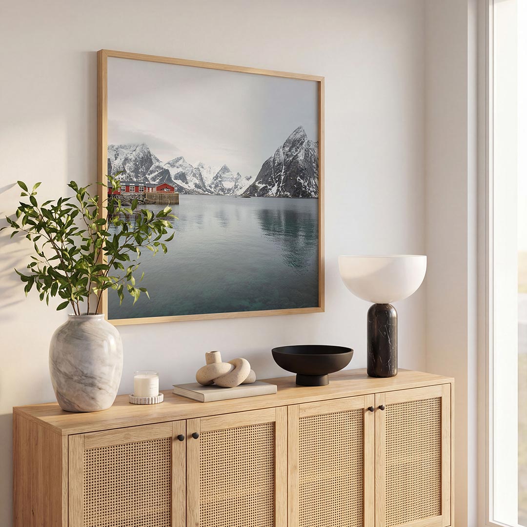 Bergen en meer poster – tweede productweergave – deze poster toont een serene waterpartij met besneeuwde bergen op de