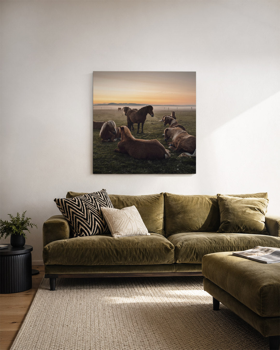 Rustige paardenweide kunstwerk – derde productweergave – een weide met paarden die ontspannen liggen en staan, omgeven door