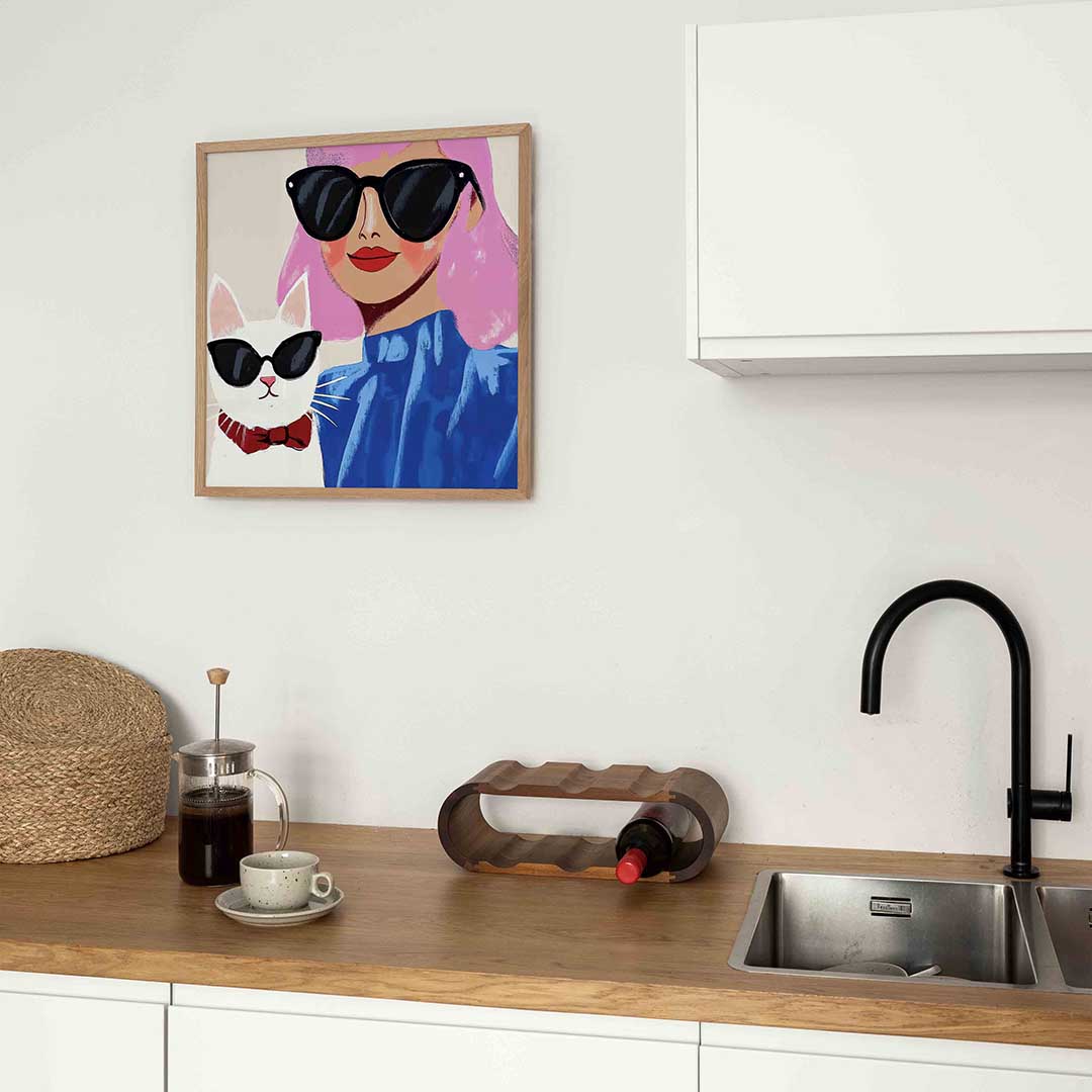 Vrouw en kat met zonnebrillen – kleurrijke Pop Art poster in vierkant formaat
