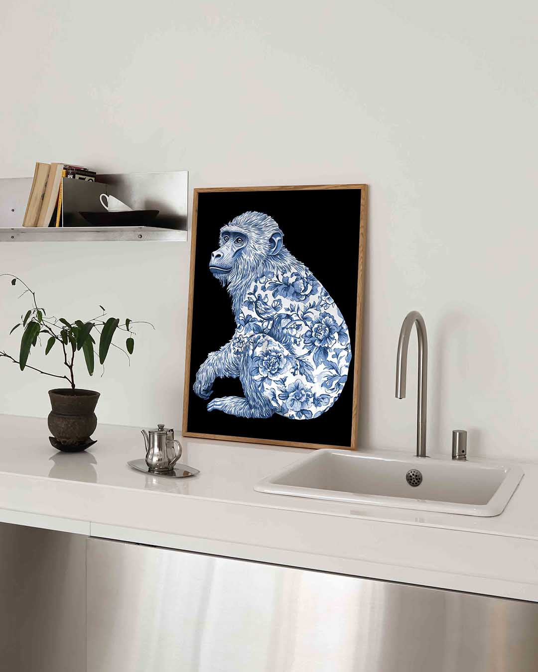 Aap met bloemenpatroon – blauw-witte poster in staand formaat