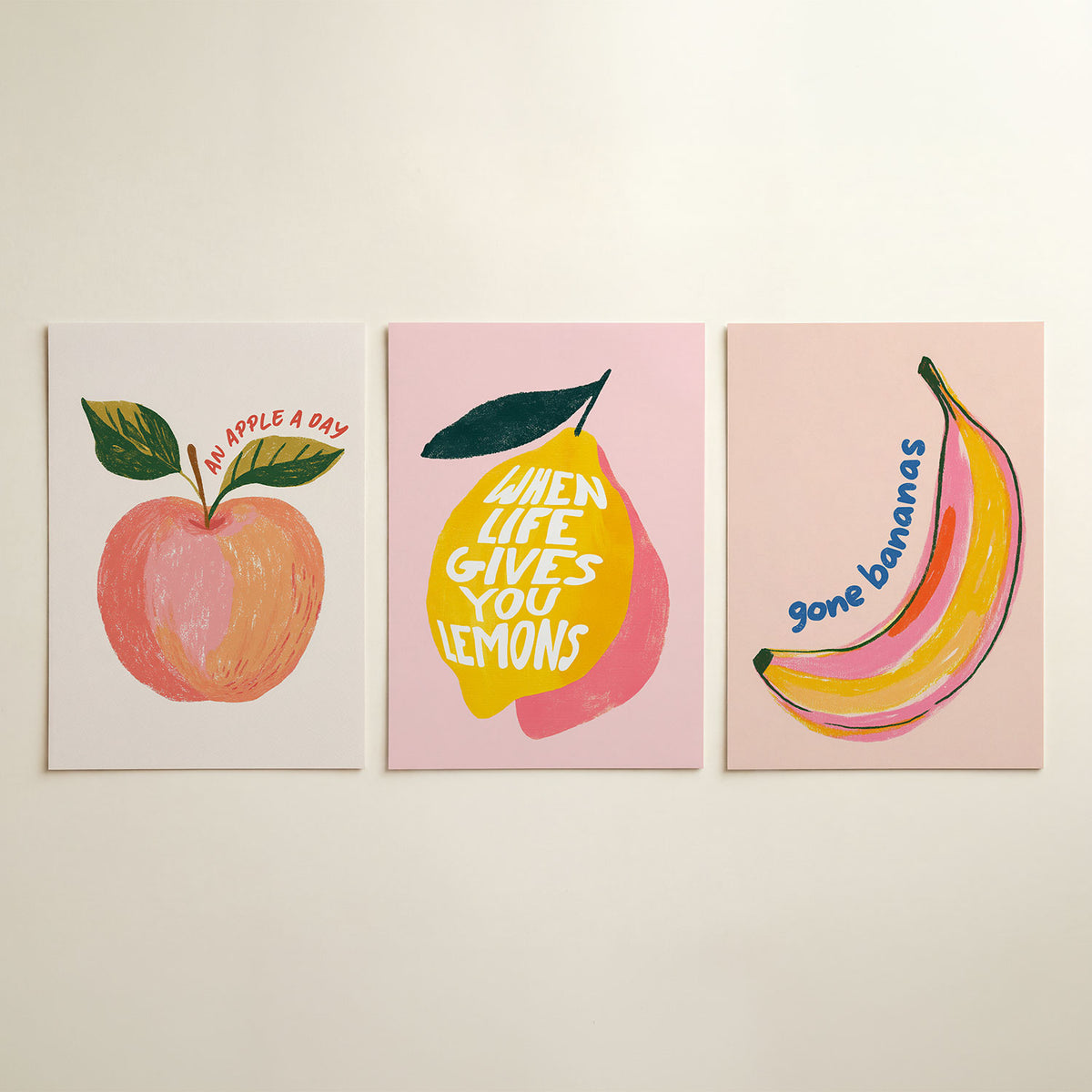 Fruitige kleurvlakken driedelige posterset in interieur