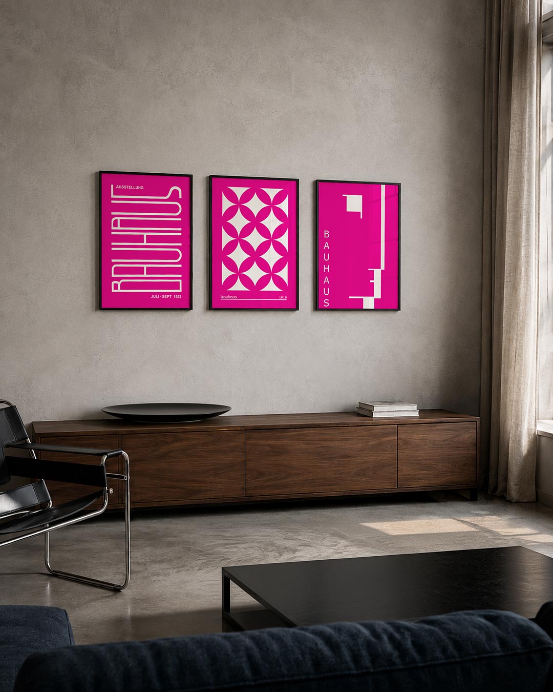Lijnen en kleurvlakken driedelige posterset – deze poster heeft een felroze achtergrond met witte, horizontale lijnen die een
