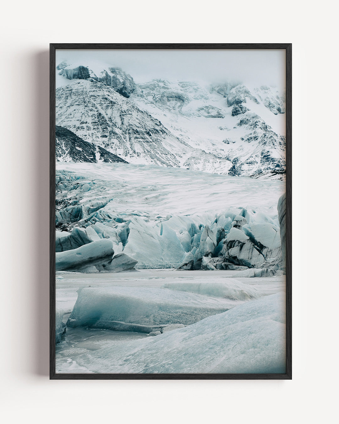 Ijslandschap bergen poster – portret wanddecoratie – deze poster toont een indrukwekkend ijslandschap met ruige bergen en