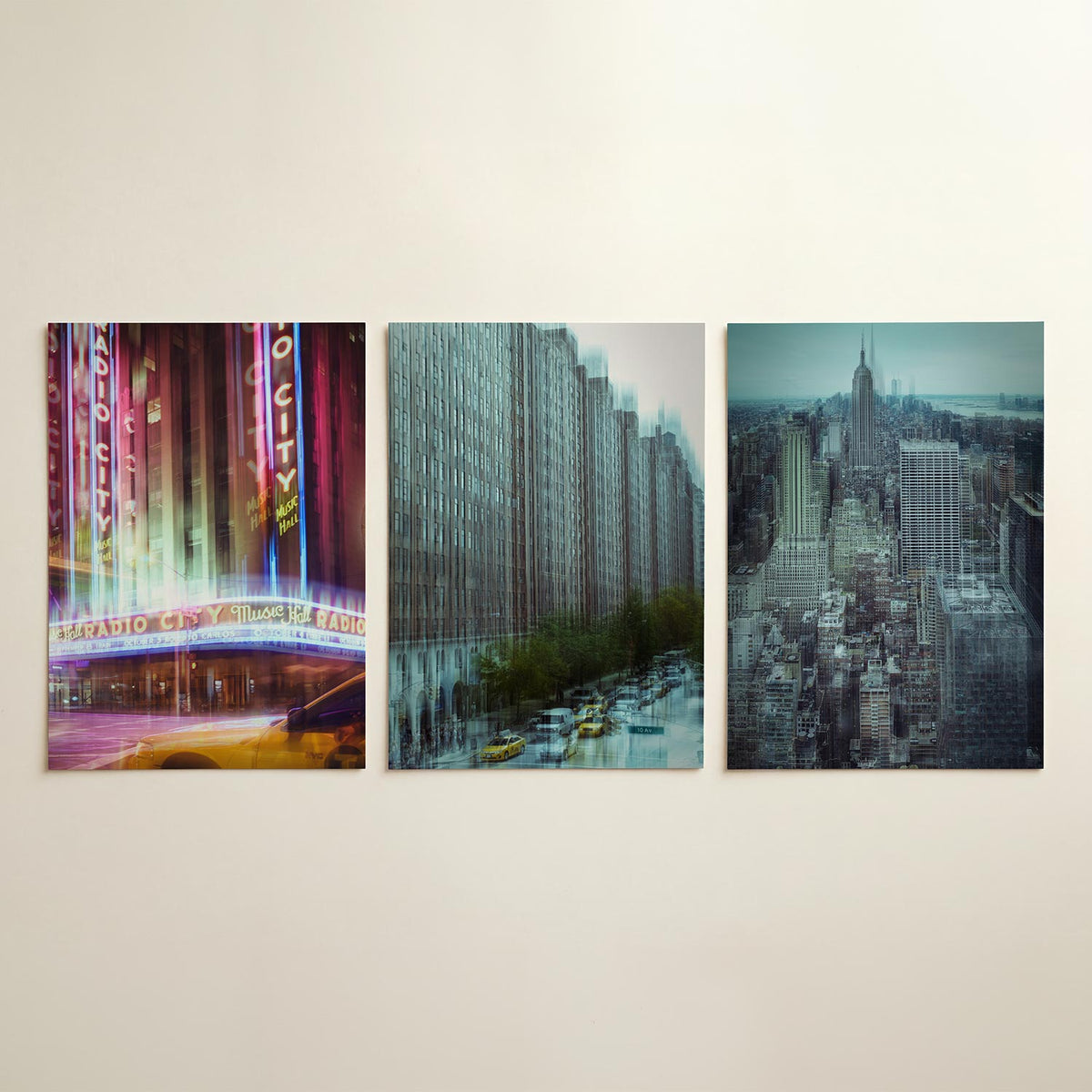 Neonlicht ritme posterset – detailweergave – deze afbeelding toont een levendig spel van verticale neonlijnen in roze, blauw