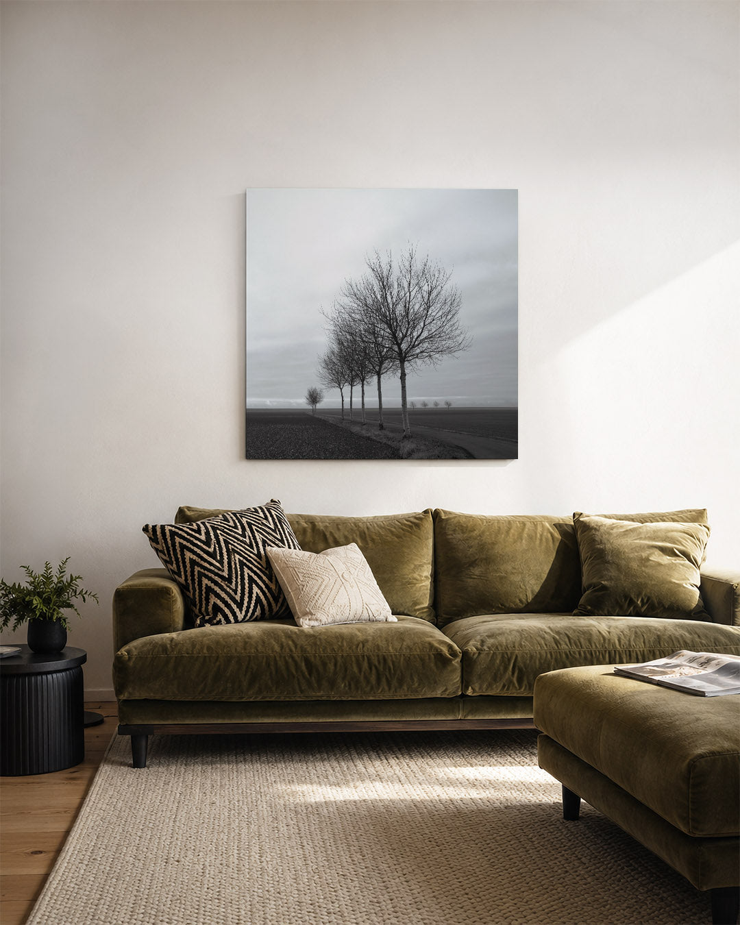 Landschap met bomen kunstwerk – derde productweergave – een rij kale bomen langs een pad in een open landschap. De lucht is