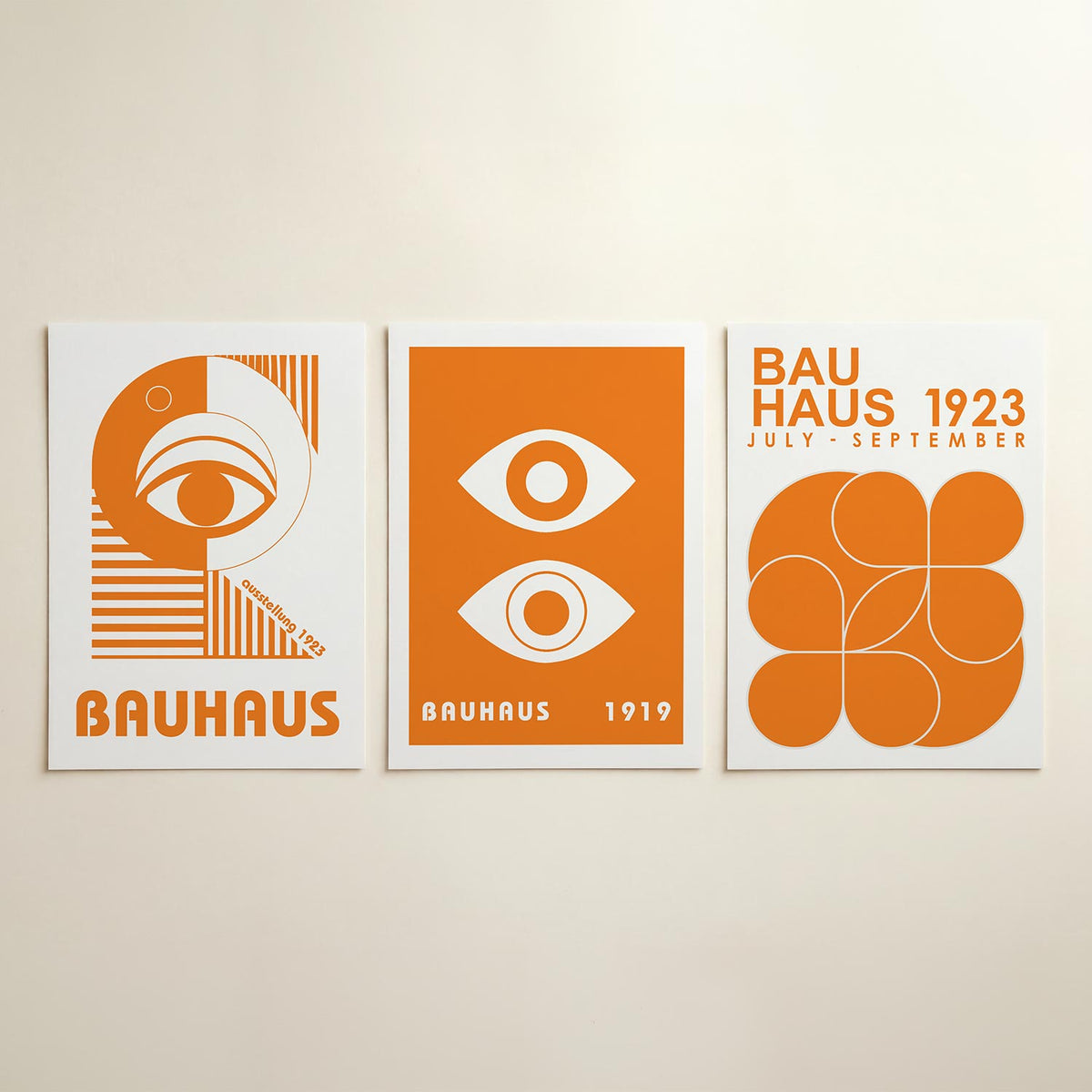 Oog en lijnen posterset – detailweergave – een oranje cirkel met een gestileerd oog, omgeven door rechte en diagonale lijnen.