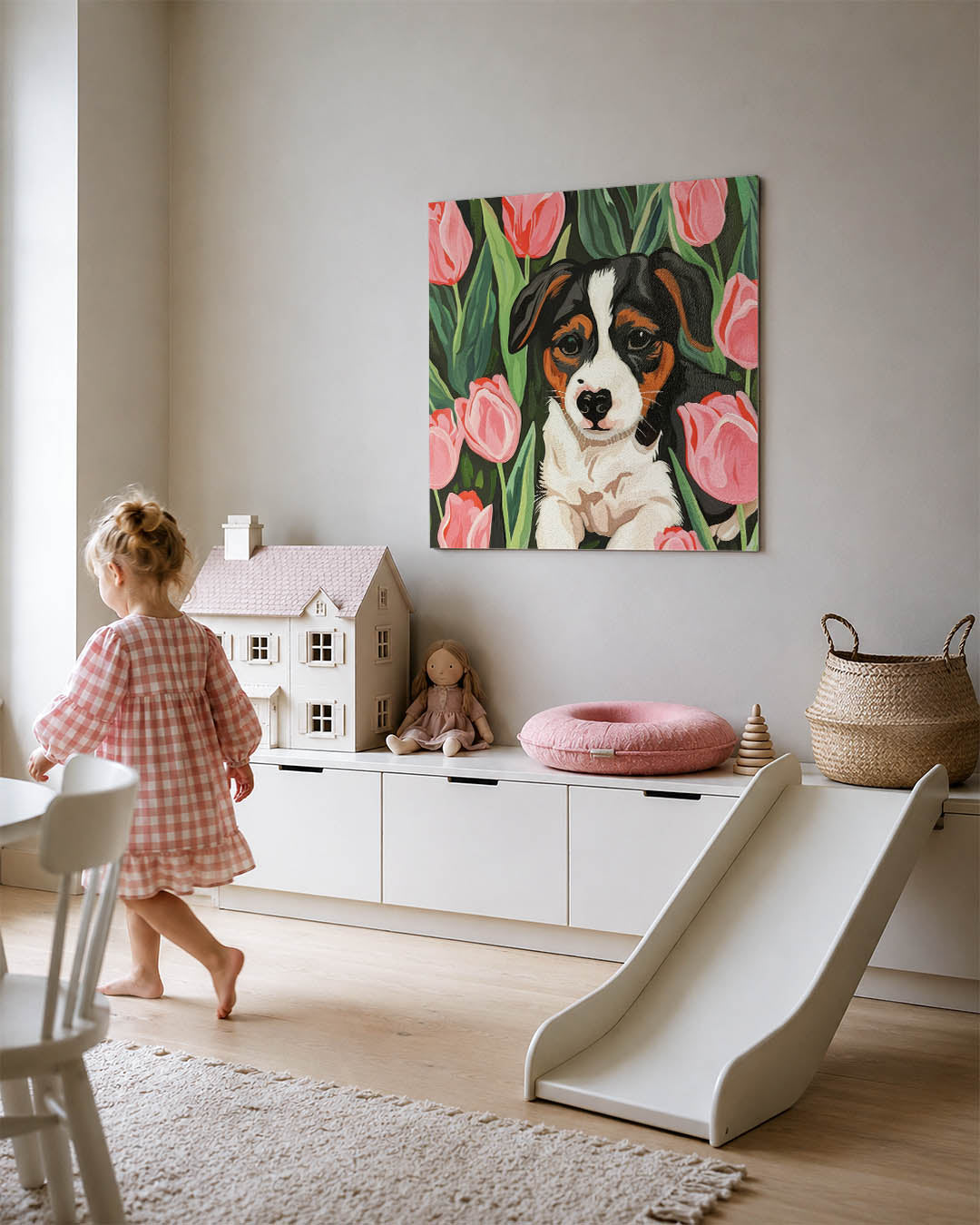 Hond tussen tulpen kunstwerk – tweede productweergave – dit werk toont een schattige hond omringd door levendige roze tulpen