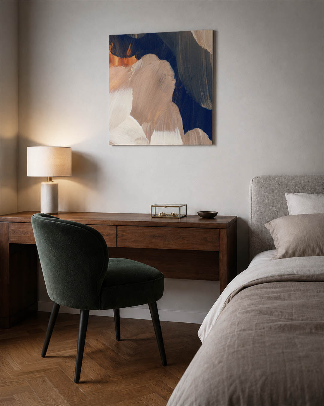 Abstracte kunstwerk – materiaalweergave – dit kunstwerk toont vloeiende penseelstreken in beige, wit en donkerblauw. De