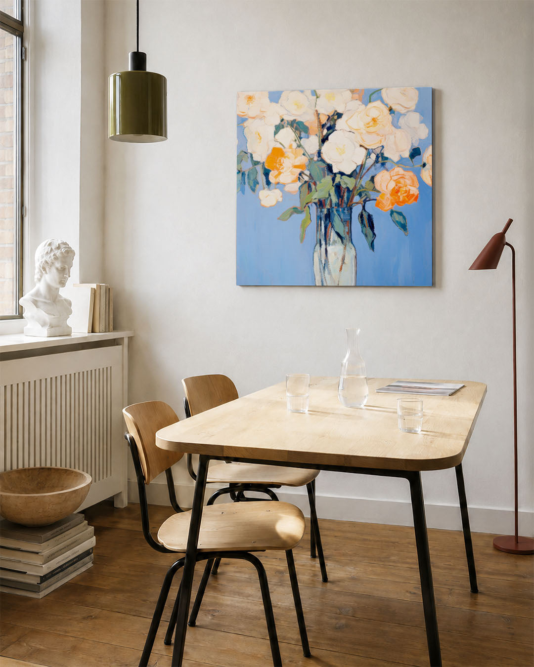 Bloemen in vaas kunstwerk – vierkante wanddecoratie – dit kunstwerk toont een vaas met bloemen tegen een blauwe achtergrond.