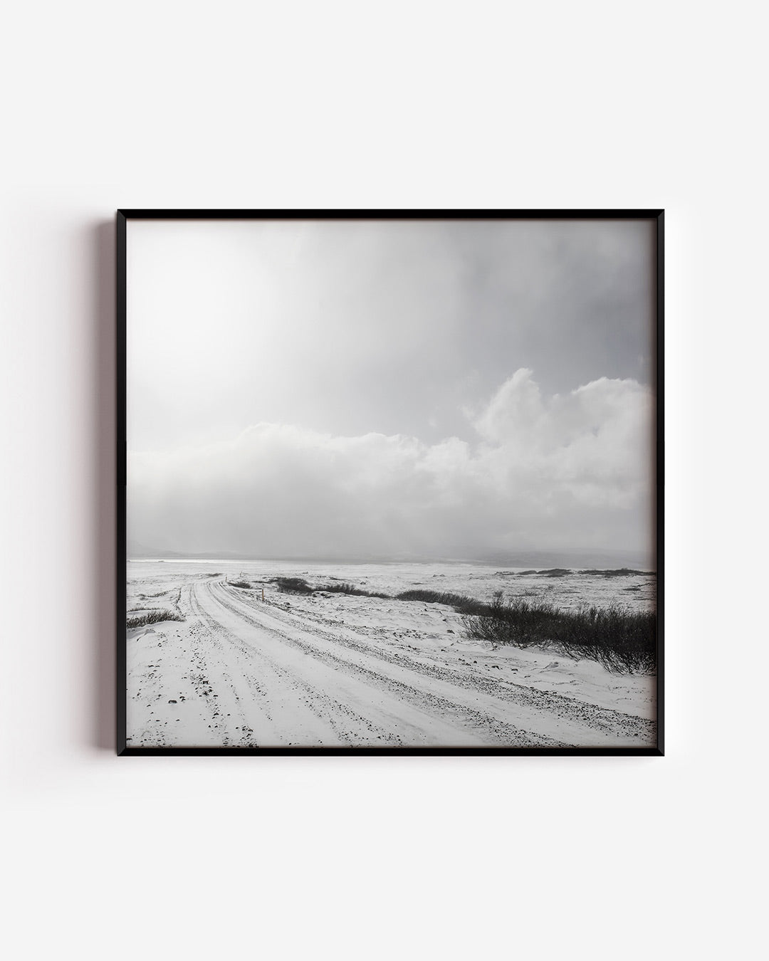 Winterse landschap poster – vierkante wanddecoratie – deze poster toont een uitgestrekt, besneeuwd landschap met een