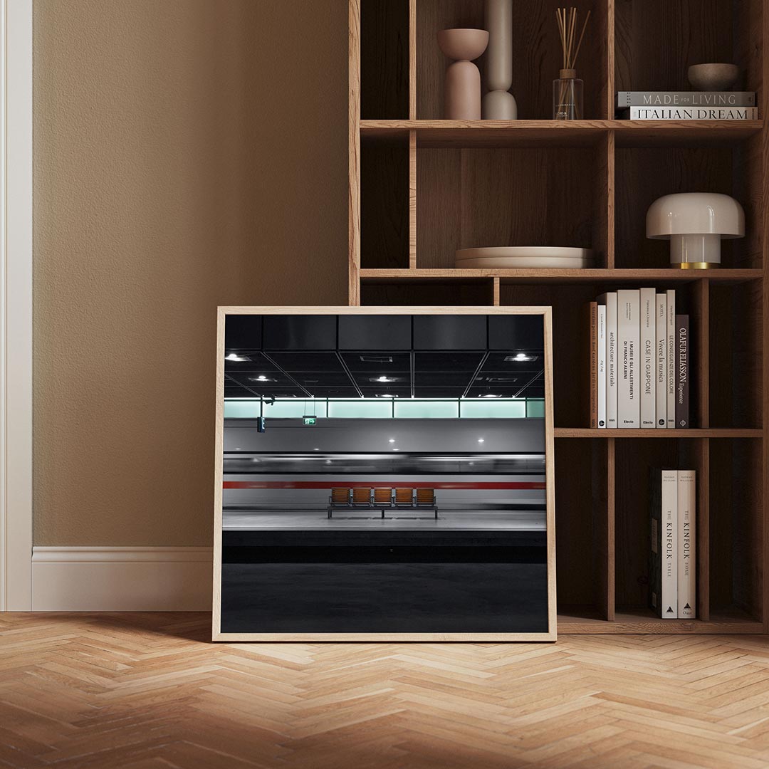 Stille station scene poster – derde productweergave – deze poster toont een lege stationshal met een voorbijrazende trein. De