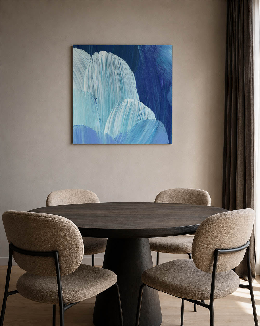 Golvende blauwe penselen kunstwerk – derde productweergave – dit werk toont vloeiende penseelstreken in verschillende tinten