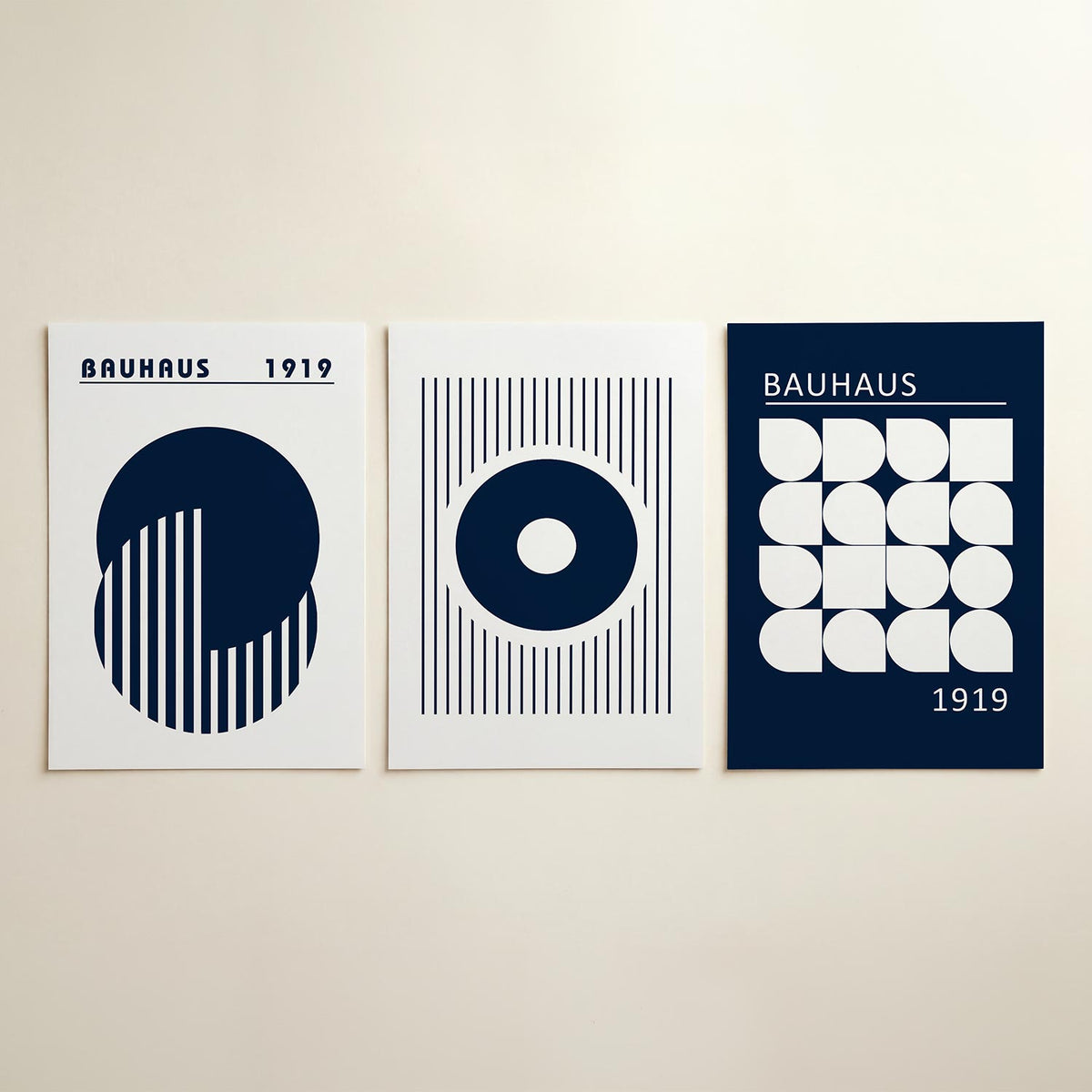 Cirkel en strepen posterset – detailweergave – deze poster toont een donkerblauwe cirkel met verticale witte strepen. De