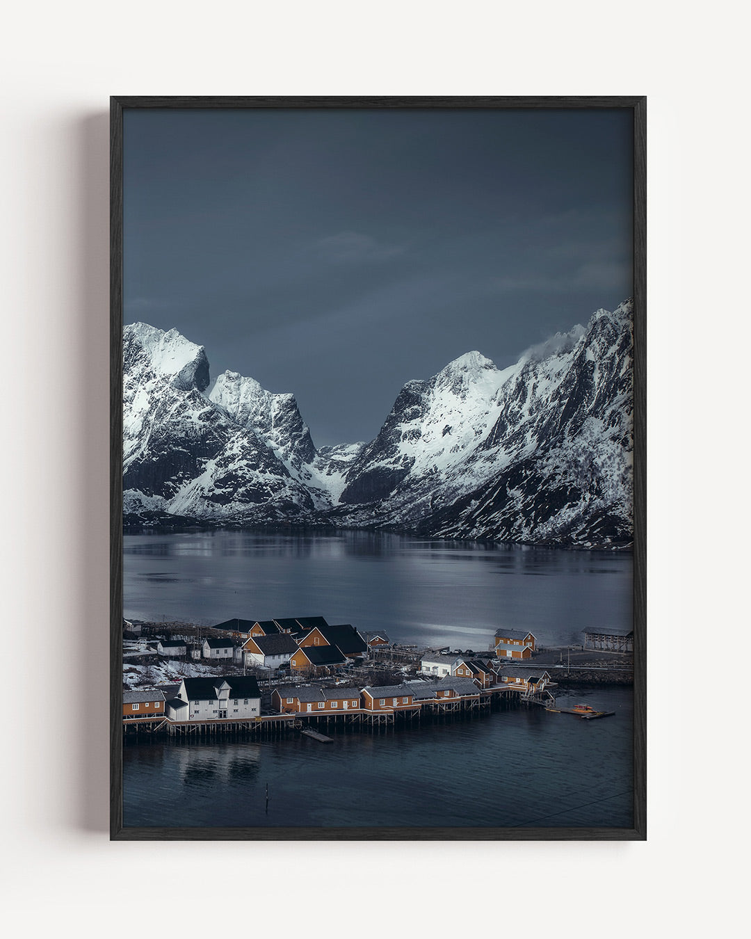 Bergen en dorp poster – portret wanddecoratie – deze poster toont een compositie van besneeuwde bergen en een dorp aan het