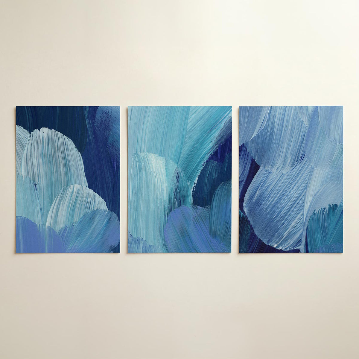 Blauwe borstelstreken driedelige posterset in interieur