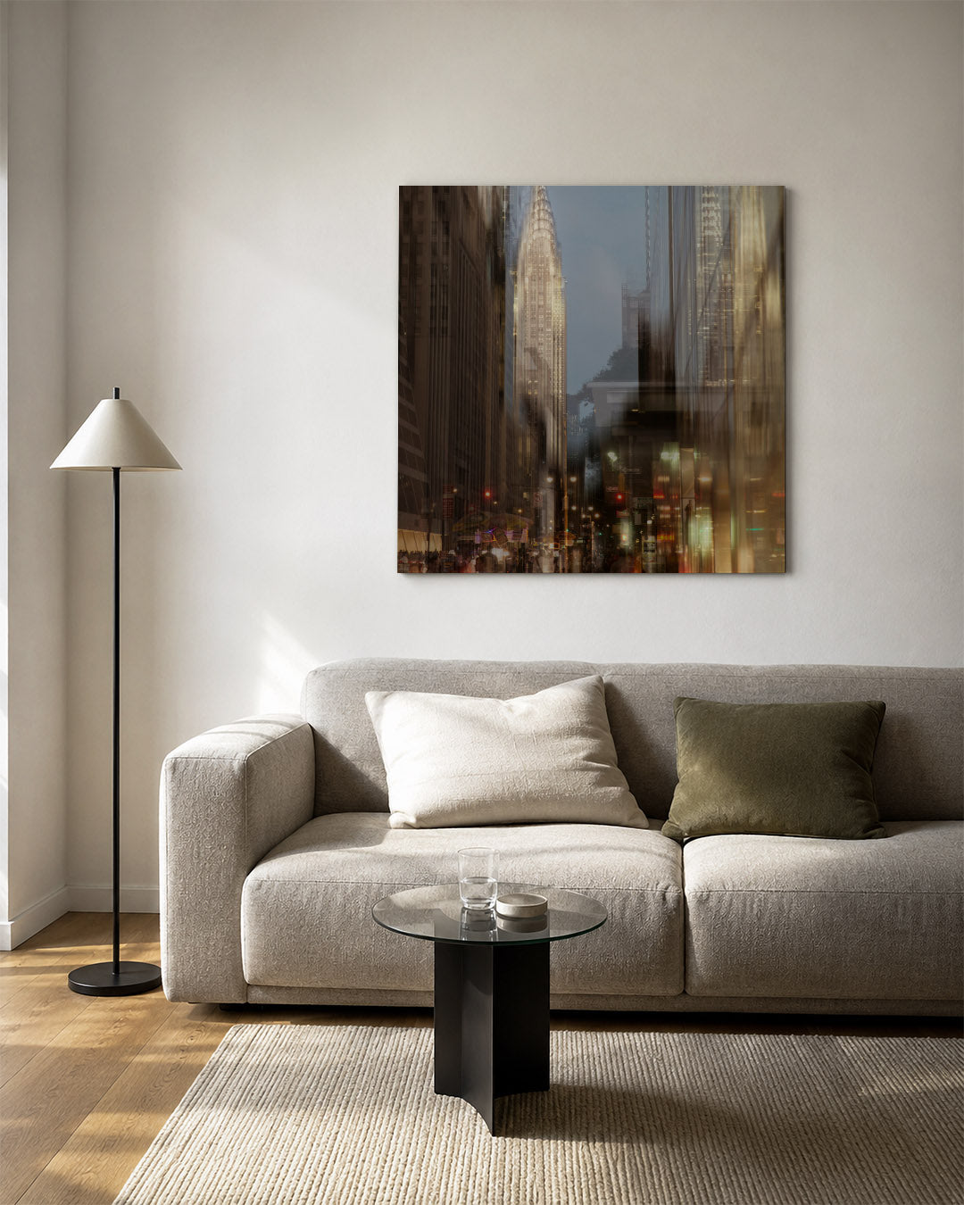 Stedelijke nachtreflecties kunstwerk – vierkante wanddecoratie – deze kunstwerk toont een dynamische stadsscène met hoge